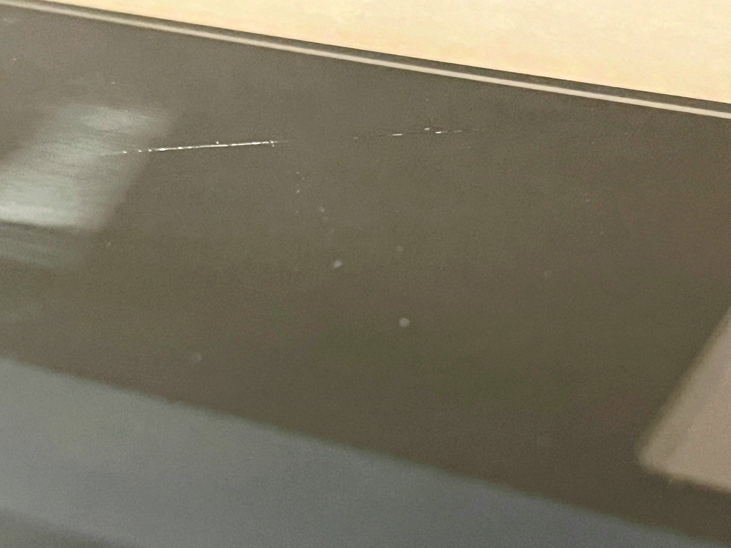 Ein Bild welches einen Kratzer auf der Oberfläche der Withings-Waage zeigt